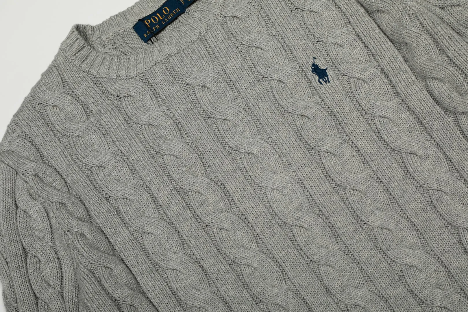 P220 Top quality" Style number: DS012# (not off the shelves all year round) [Ralph Lauren round neck solid color pony embroidered logo twist knitted sweater] ✅Ralph Lauren Ralph Lauren classic basic versatile unisex knitted pullover round neck sweater ✅Main supplier platform live broadcast Wholesale entity Replenish when out of stock Not off the shelf ✅ZP quality 1:1 version Scan the code to enter the GF website Counter quality ✅Detailed quality is the only one in Guangzhou Imported quality cotton yarn, focusing on high-end, cost-effective, good quality needless to say ✅The version is restored to the original order, the maximum size can be worn up to 190 pounds, loose, comfortable and stress-free ✅The upper body is simple and easy to match, ootd must-have style, good-looking clothes are never picky, a must-have in couples' wardrobes.
